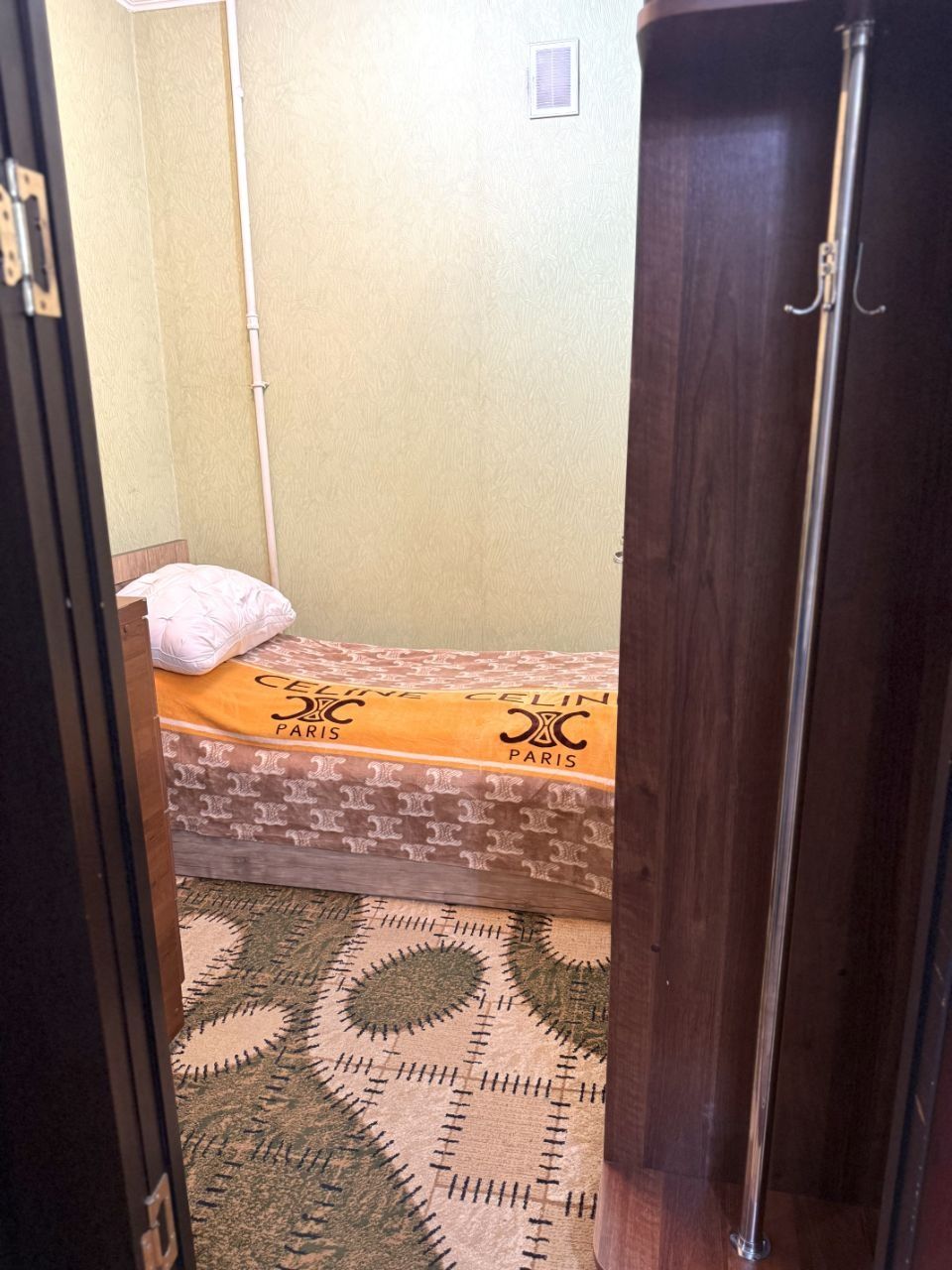 Срочно Чиланзар-6 квартал, 2в3/3/4 балкон 2×6 напротив ТЦ "Парус"