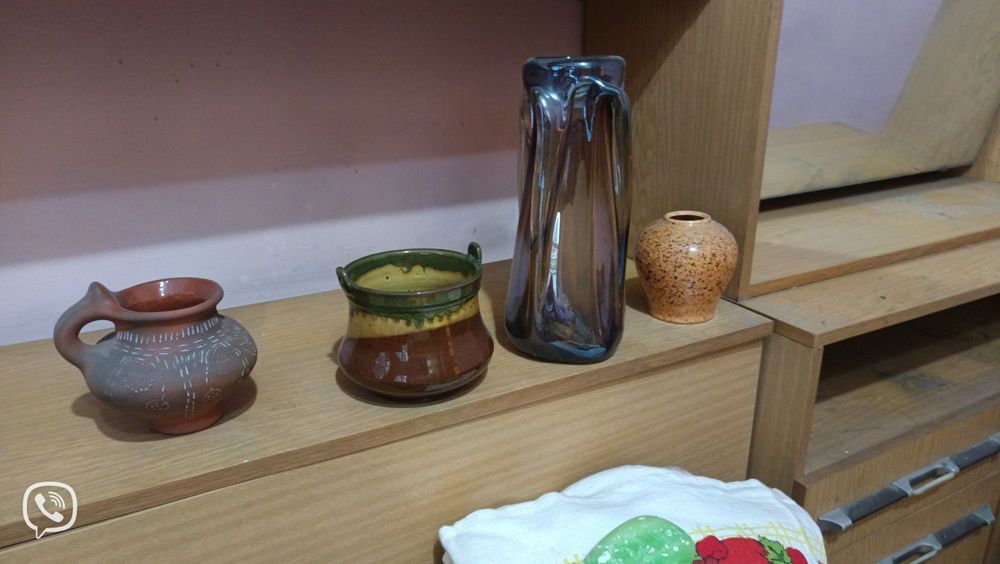 Продавам стари вази,гърнета и други декоративни предмети