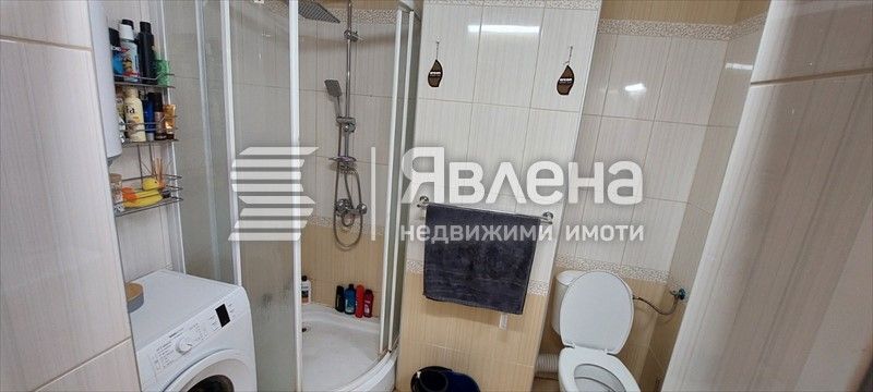 Просторен 2-стаен апартамент с голяма остъклена тераса