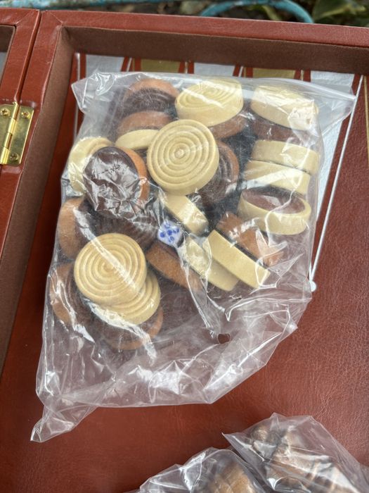 Шах+табла в кожена кутия с дървени фигури