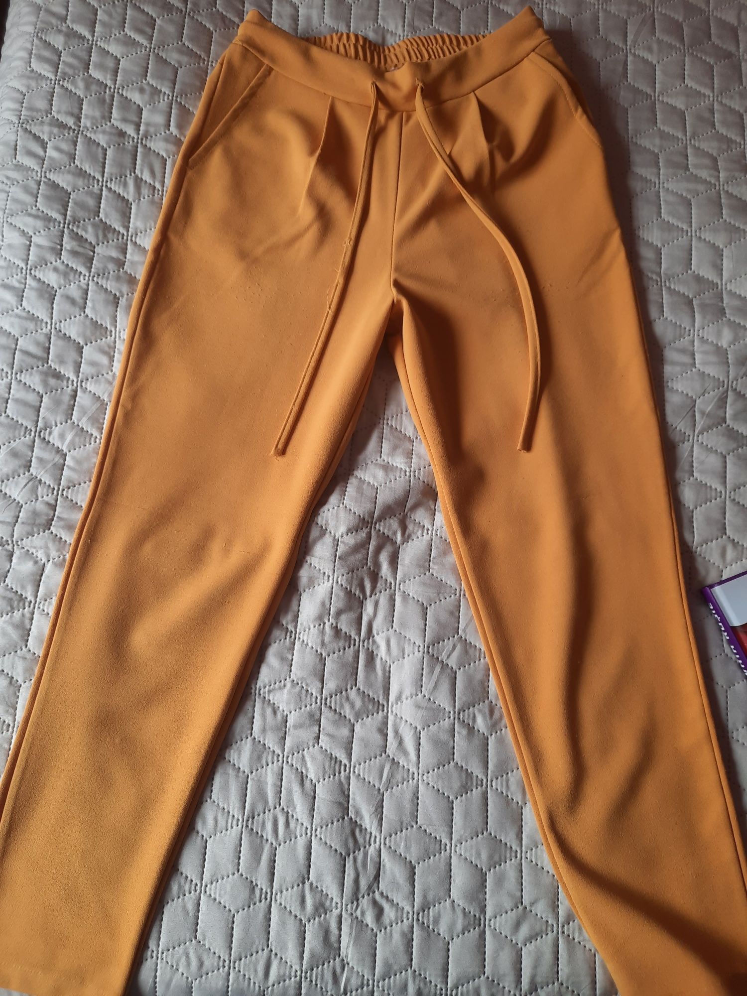 Vand pantaloni galbeni