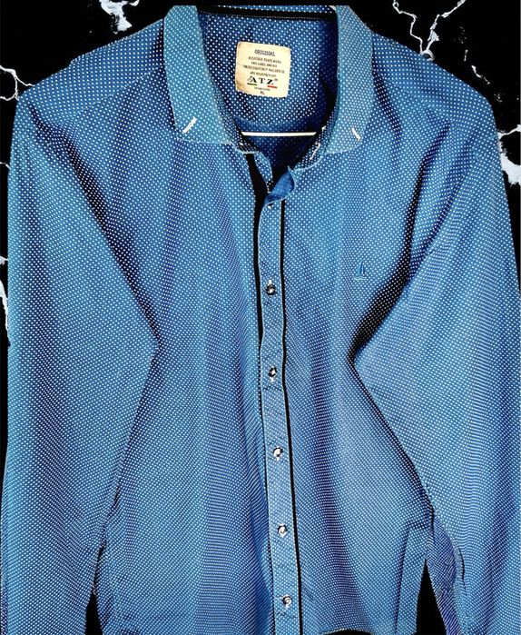 Cămașă bărbătească albastră cu mânecă lungă și imprimeu punctat