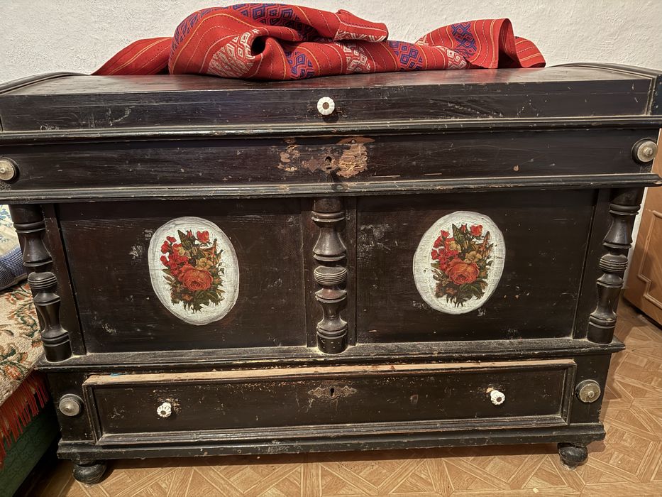 Lada de zestre confectionata manual sec IXX