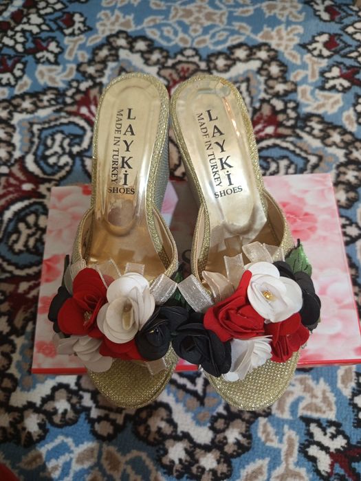 Kelinlik sarpo oyoq kiyimlari