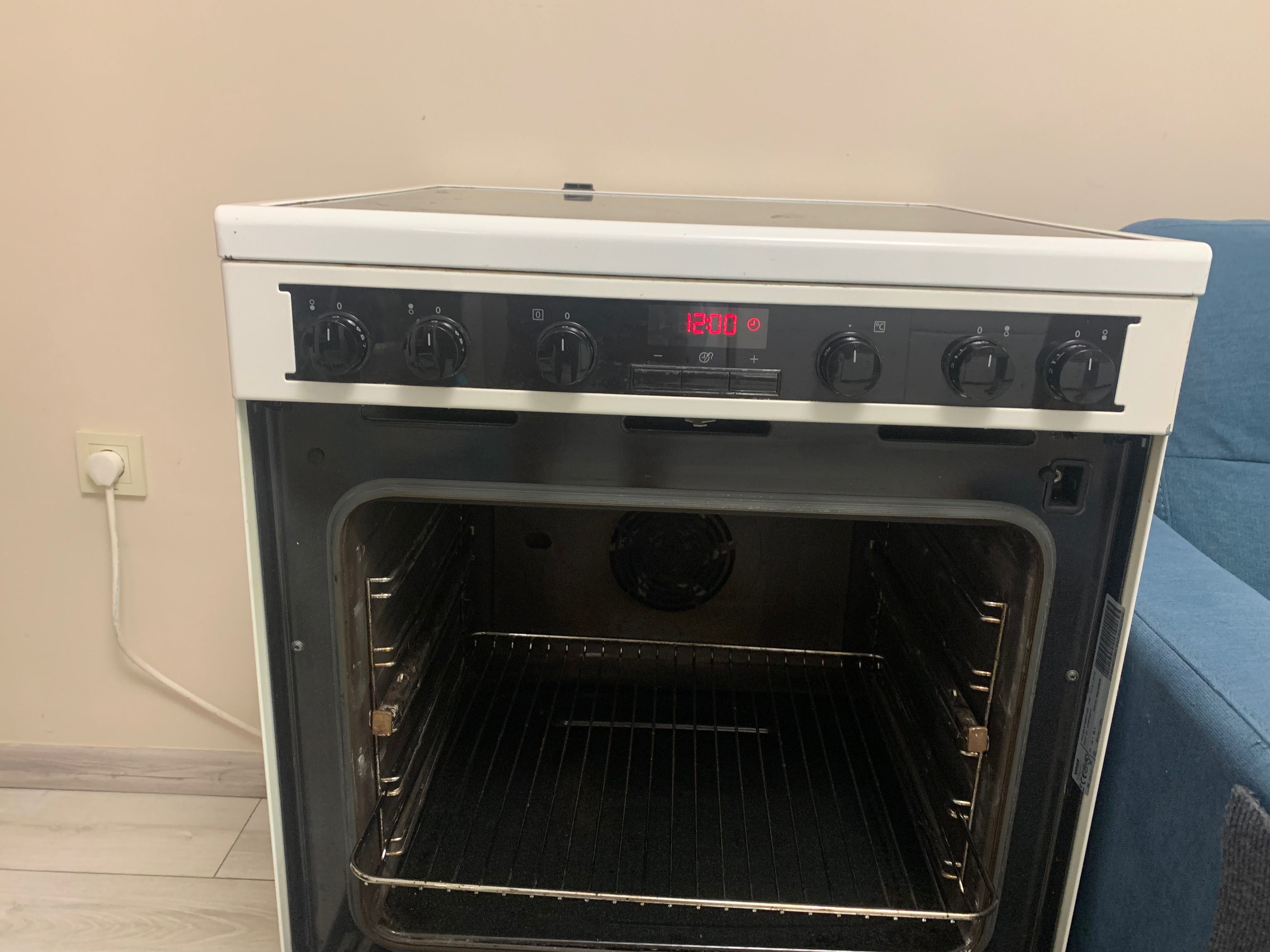 Фурна Electrolux с котлони и пуш бутони