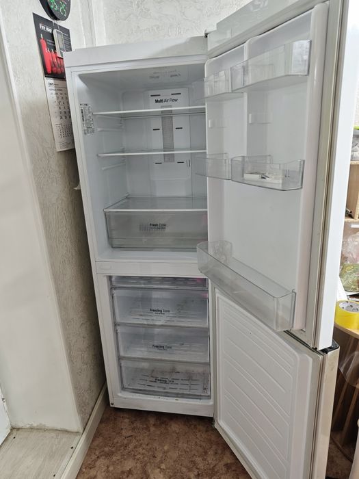 Холодильник LG 2021 года работает отлично