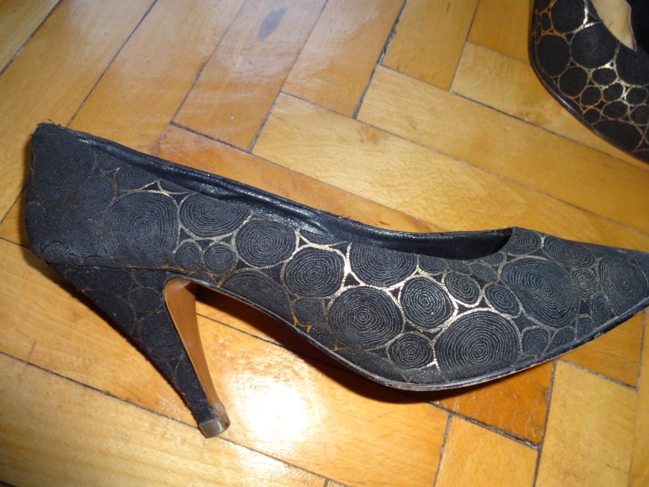 Pantofi eleganti .