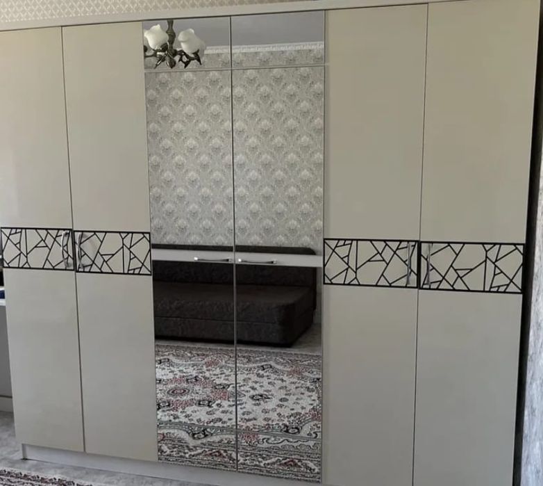 Срочно продается шкаф с комодом и тумбочкой