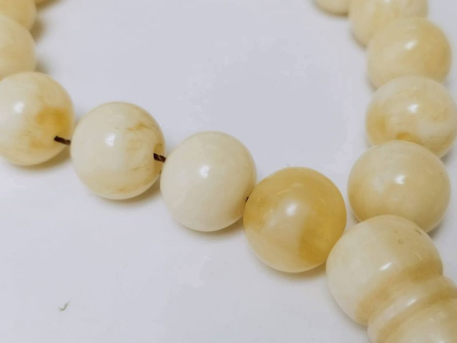 Vechi rozariu din chihlimbar baltic alb (butter amber) natural, rar