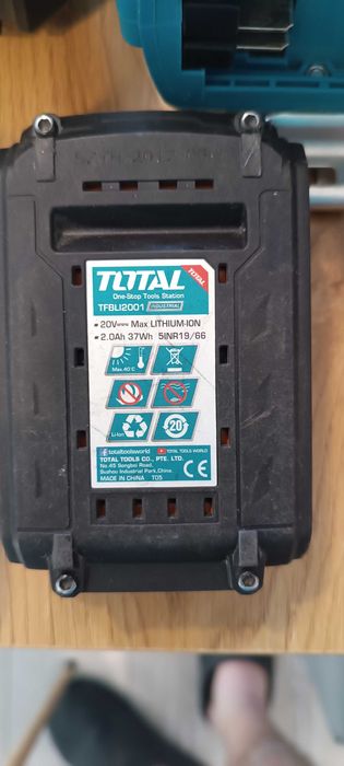 Винтоверт Total с две батерии и зарядно устройство работи без забележк