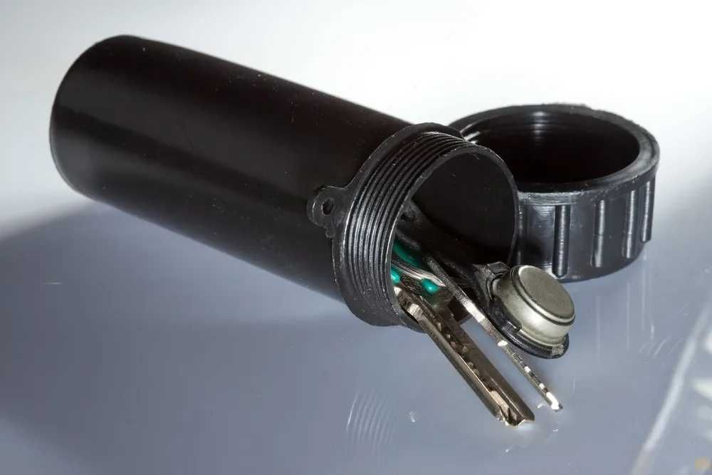 Бокс для ключей длина 4 см, ширина 4 см, высота 11 см.