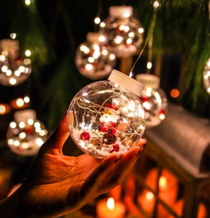 Светещ коледен гирлянд с рингове и малки коледни фигурки