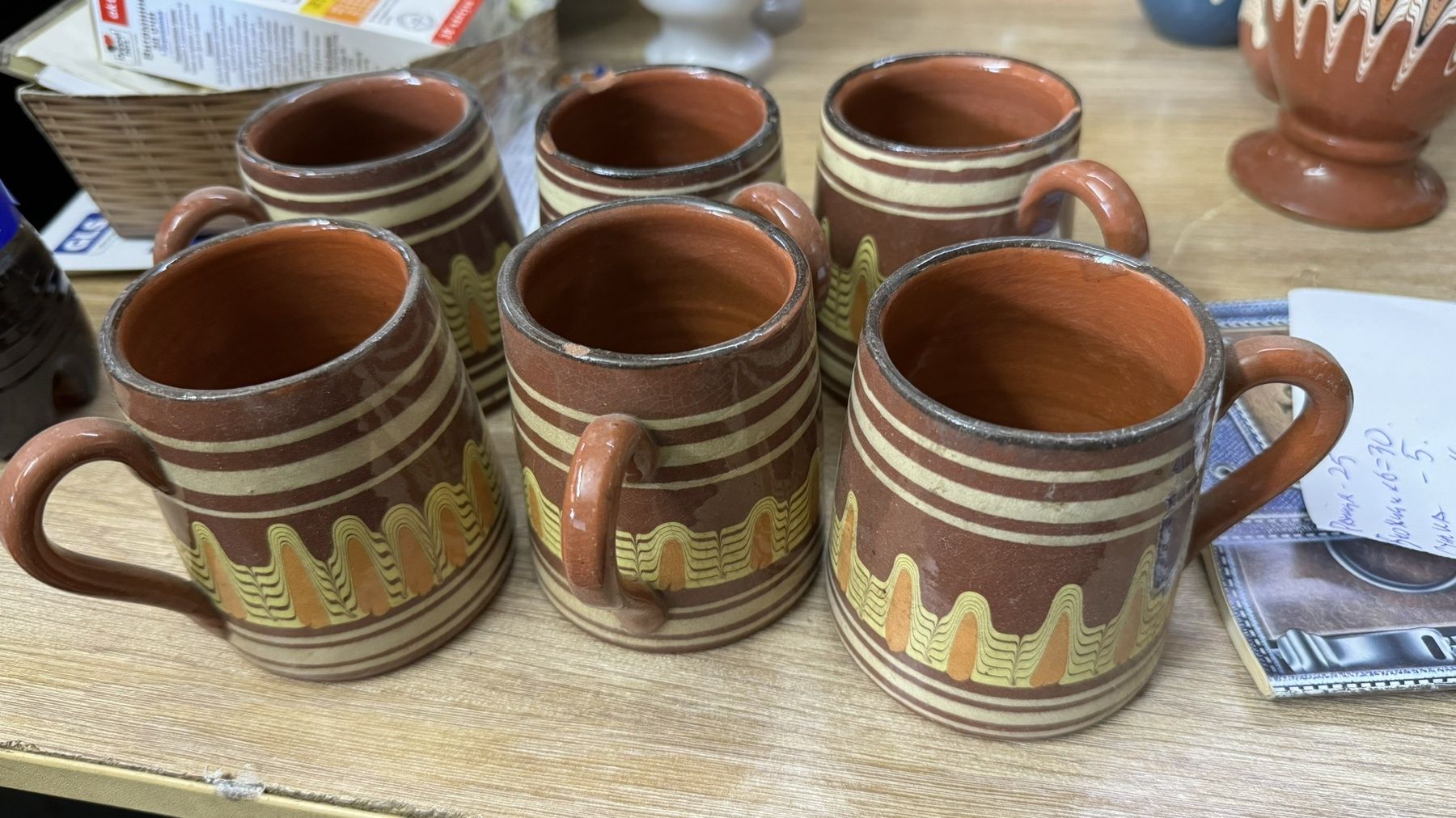 Керамични съдове и ваза