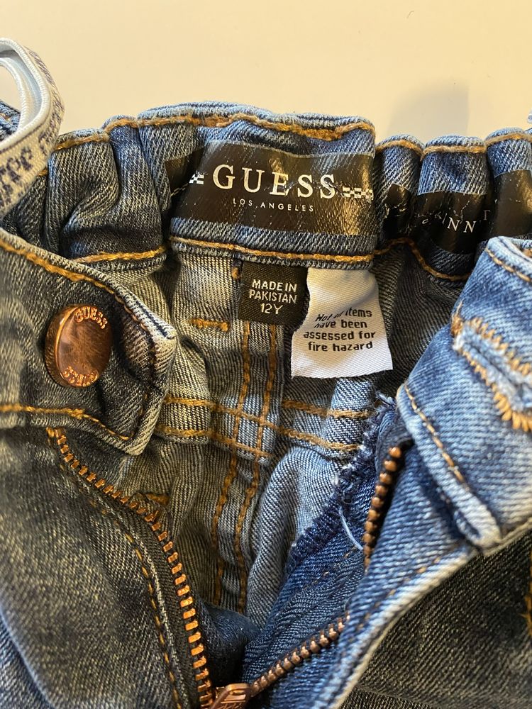 Детски дънки на Guess