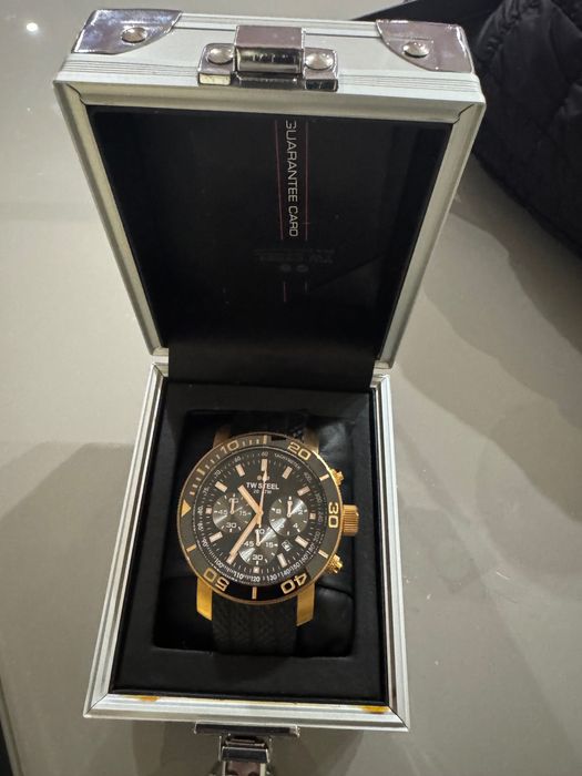 Часовник TW STEEL