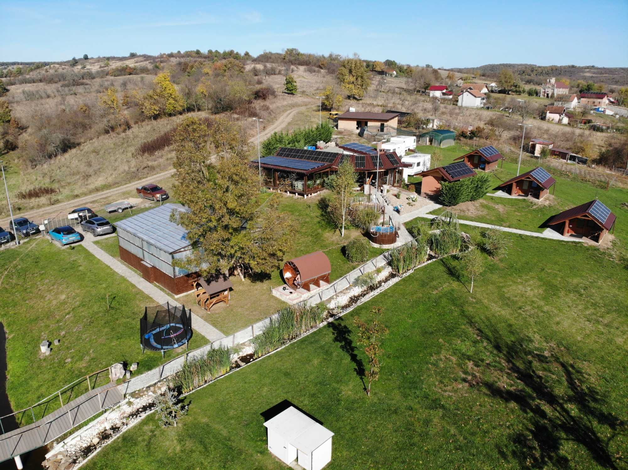 Locatie cu balta de pescuit si cabanute  de vanzare