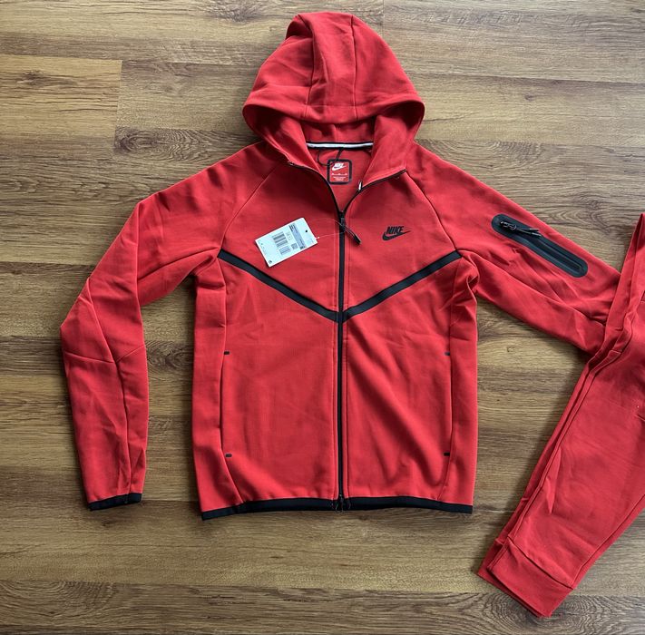 Мъжки,памучен,червен екип Nike с активен,заден джоб на долнището