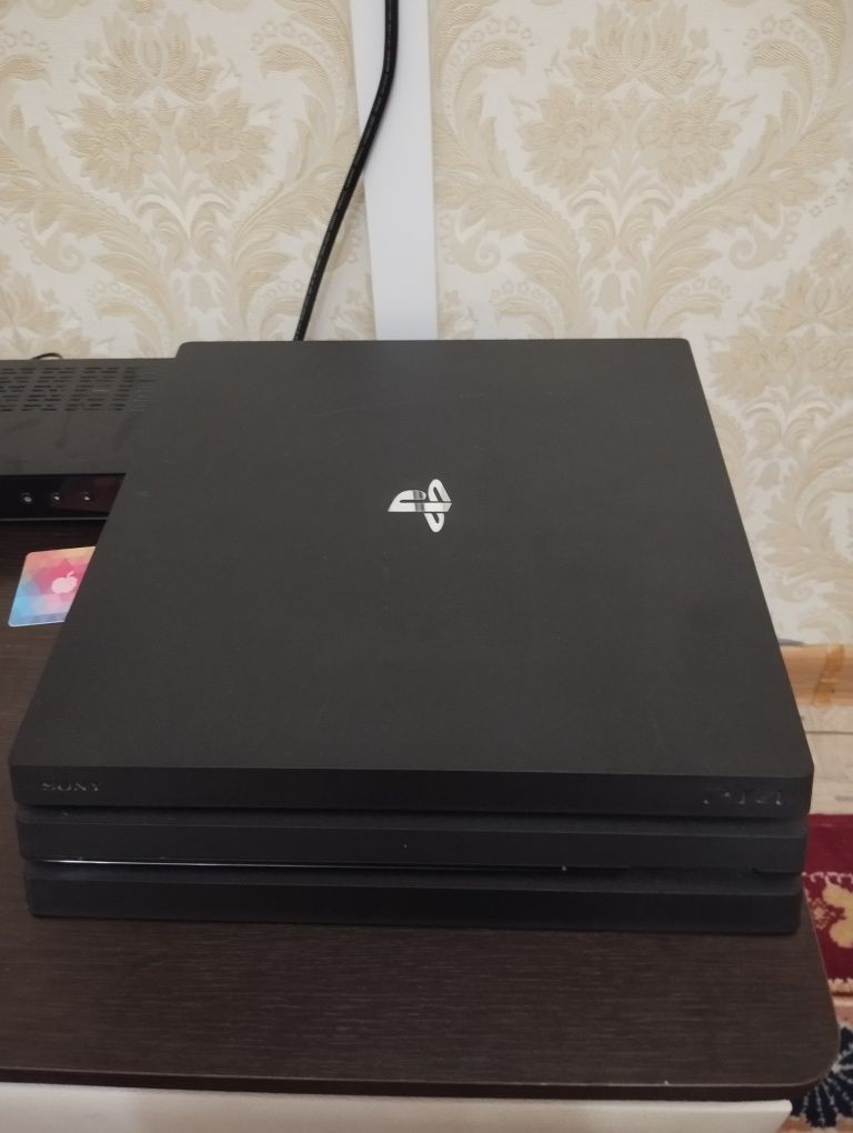 Ps4 Pro Б/У с играми в комплекте СРОЧНО