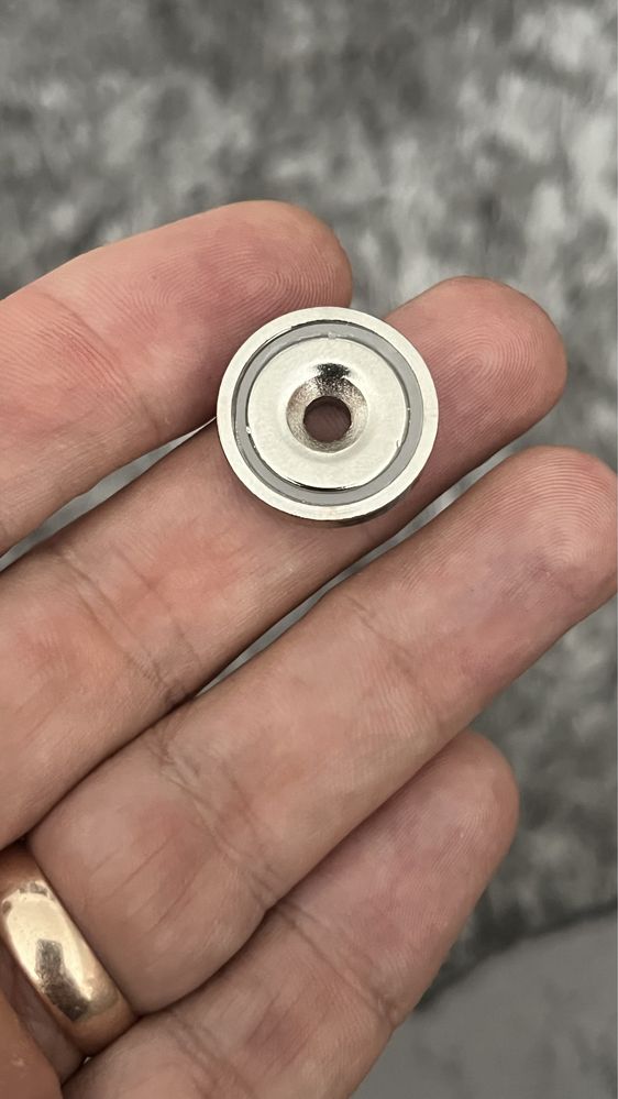 Magnet neodim , foarte puternic