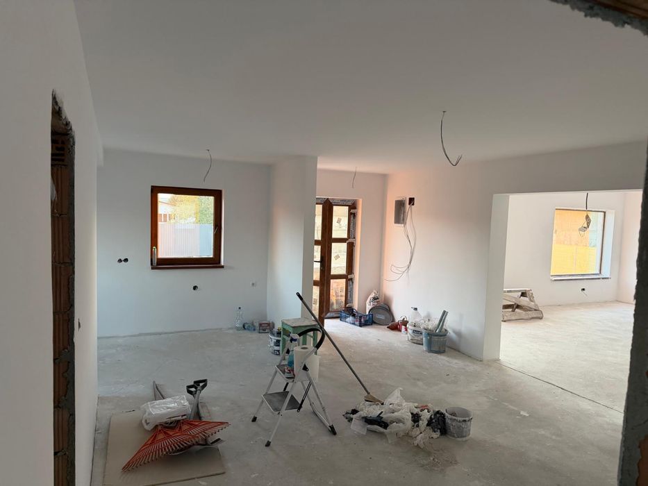 Vând casă recent construită