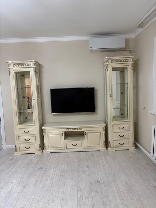 Срочно продам сервант с тумбой