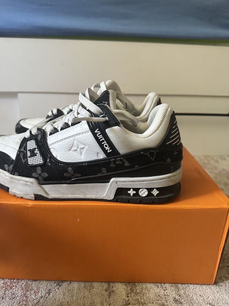 LV snkr.