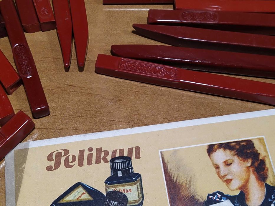 Голям лот червен восък за печат PELIKAN, 1940-те год.