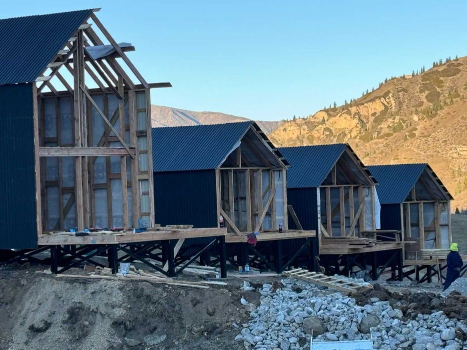 Деревянный домик из дерева для зоны отдыха