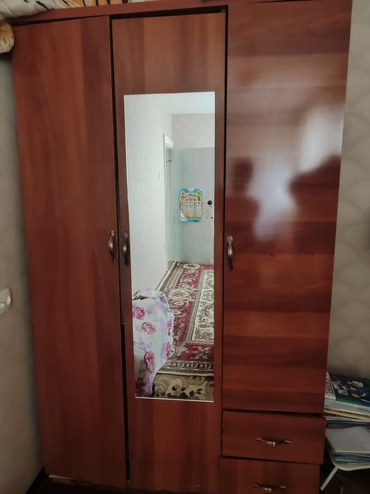 Шкаф жигар рангда сотилади. Холати яхши