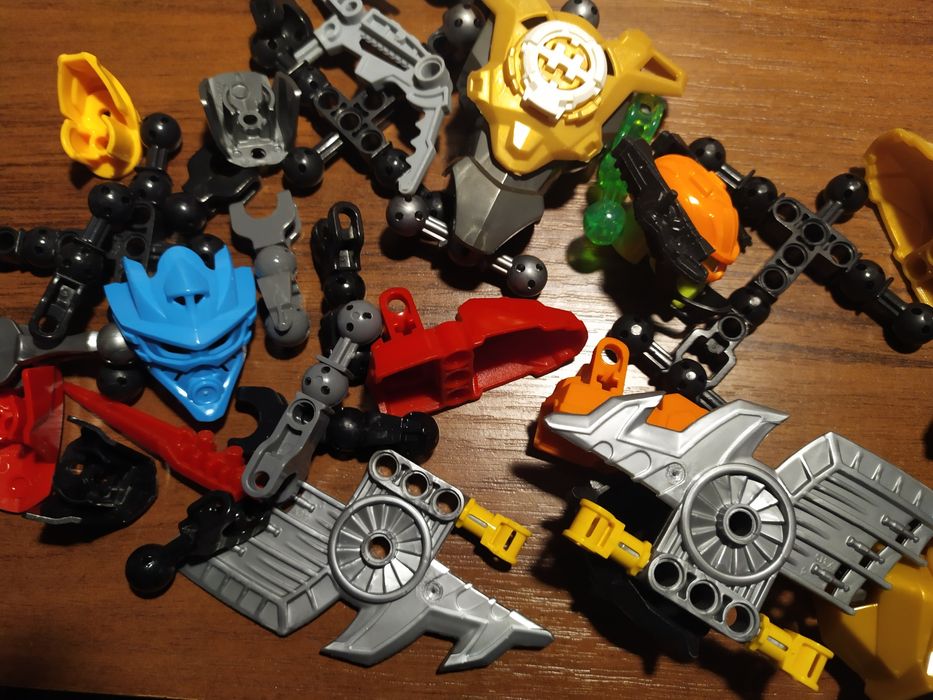 Продам запчасти от Лего Бионикл.