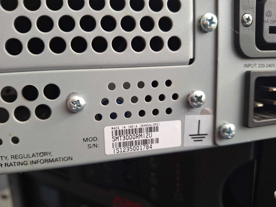 APC Smart-UPS, 3kVA, Rackmount 2U, SMT3000RMI2UC