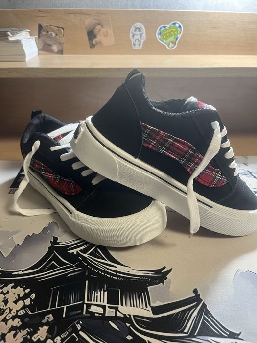 Продам кроссовки Vans