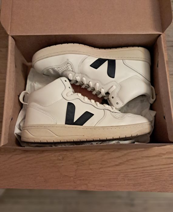 Vând adidași VEJA albi