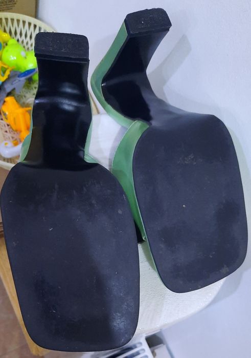 Papuci lăcuiti, culoare verde