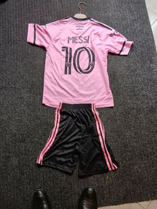 Продавам на Adidas и Nike   спортни  екип комплект  на добра ц