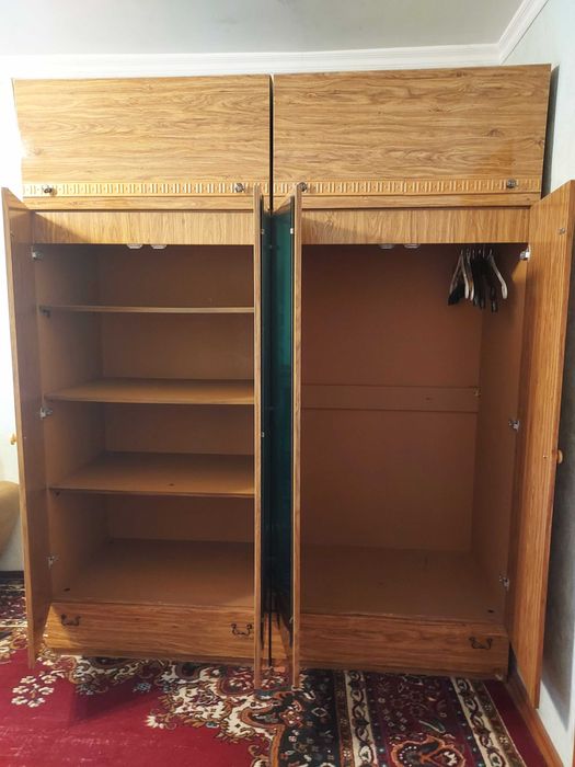 Продается сдвоенный платяной шкаф, 215 х 180 х 56, в хорошем состоянии