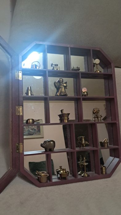 Vitrina cu 17 miniaturi din bronz