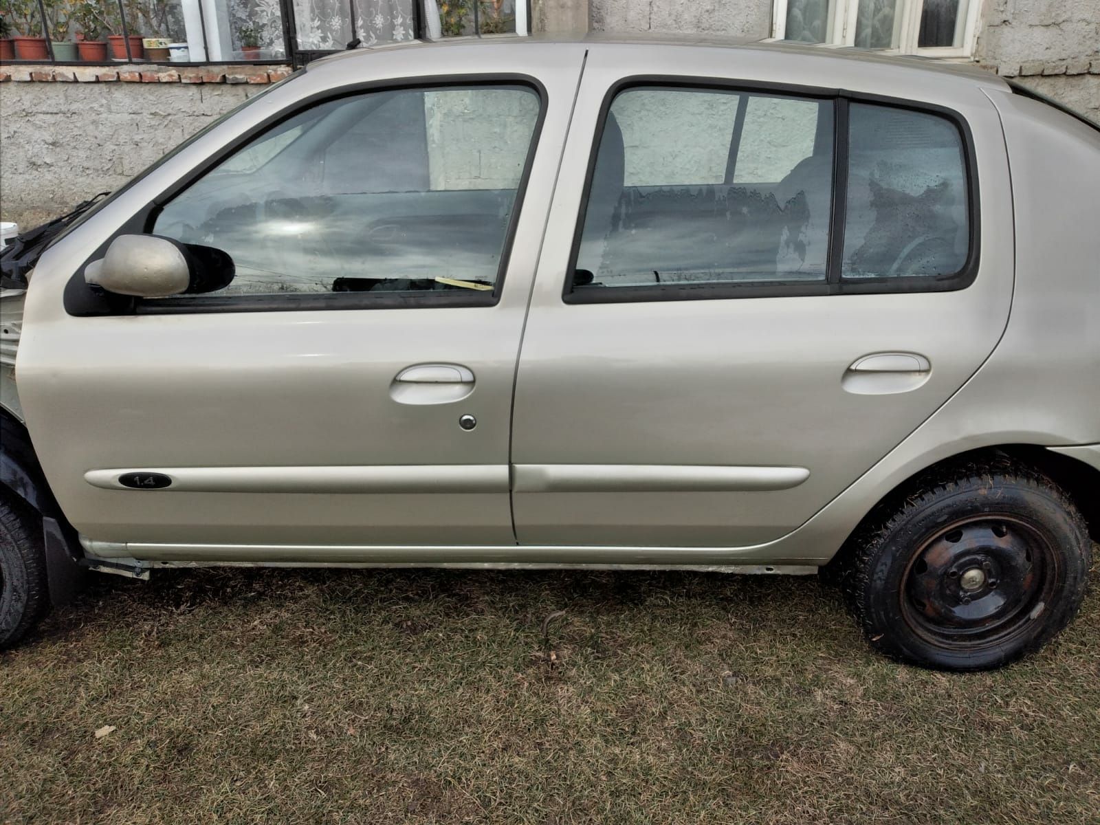 Caroserie Renault symbol cu interior ca și nou.