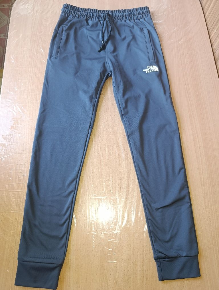 Спортивный костюм и джинсы