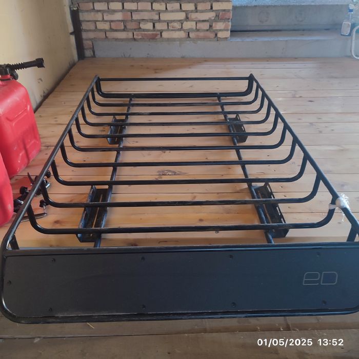 moshina tomidagi yuk qo'yish joyi