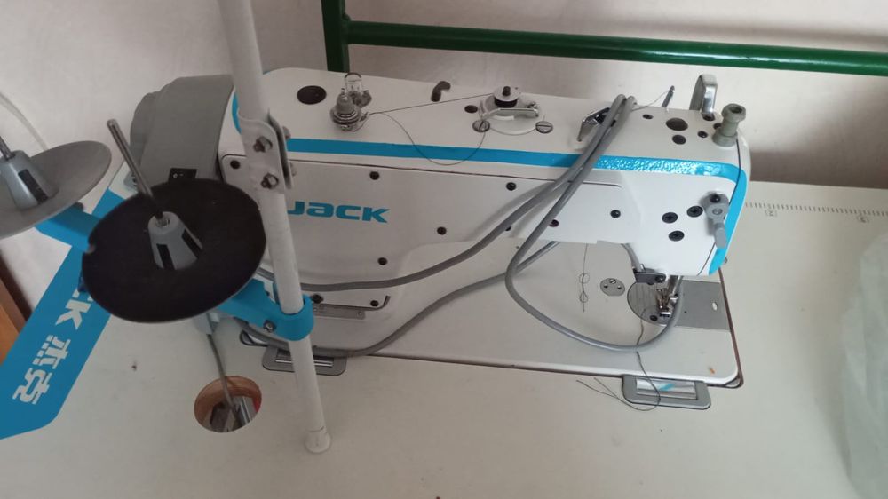 Продам пром.машинку Jack f4