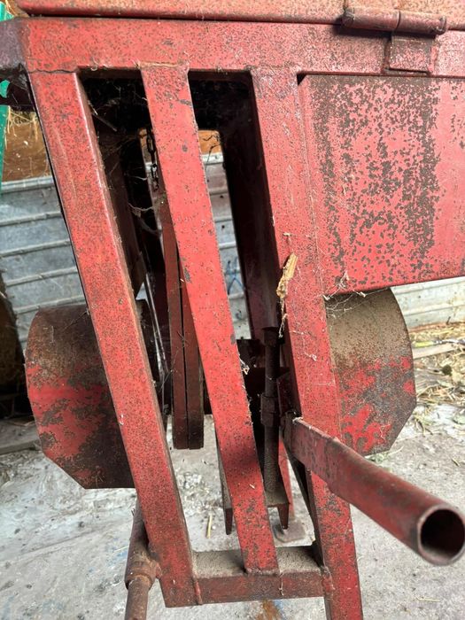 Vând mașină de depănușat porumb.