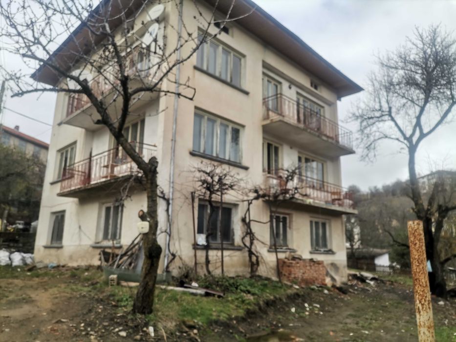 Продавам 3-ри етажна къща с. Момчиловци, на тухла и плочи.