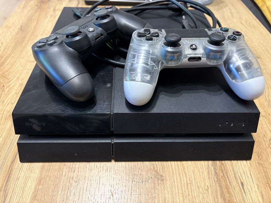 PlayStation 4 (500GB) + 2 джойстика