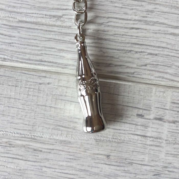 НОВ 100 % оригинален метален ключодържател на Coca Cola / Кока Кола