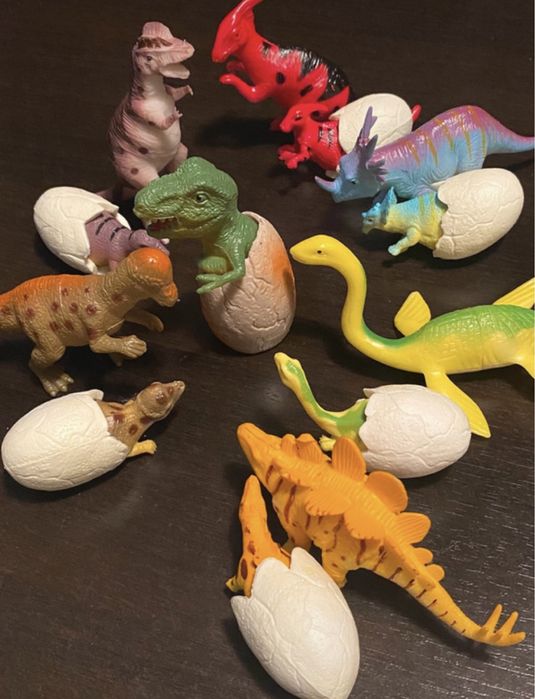 Figurine dinozauri si puii lor in ou
