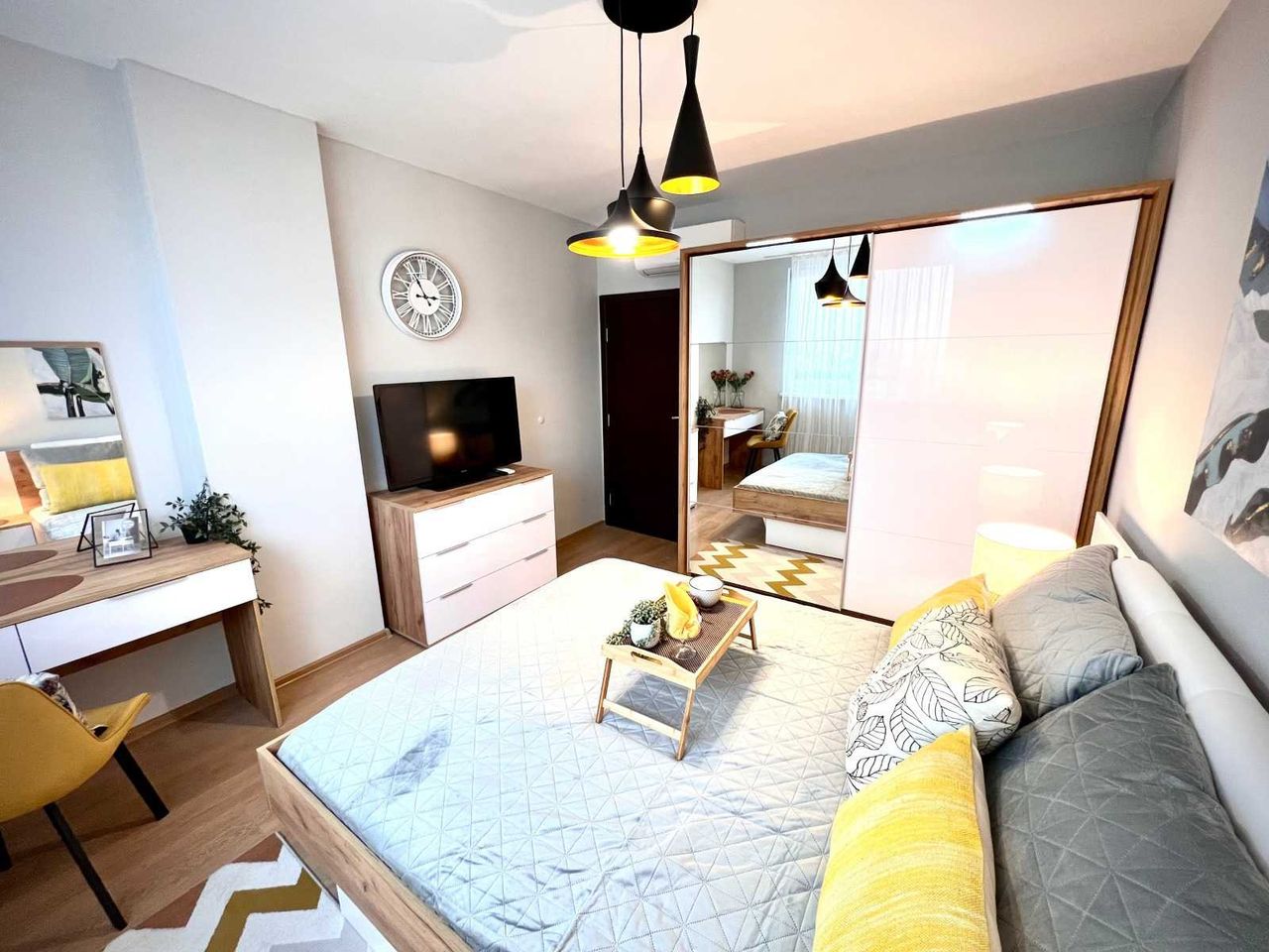 Продава се Тристаен апартамент в Пловдив, Кючук Париж - 95 кв.м за 2053 €/кв.м - Снимка #2