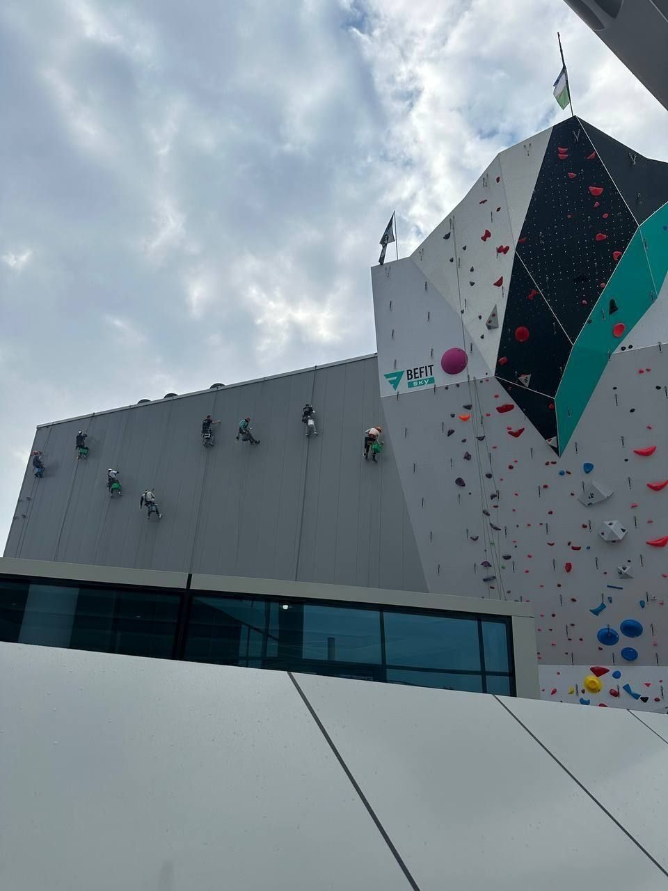 Альпинист услуги. Alpinist xizmatlari Краска работает.Мойка окон