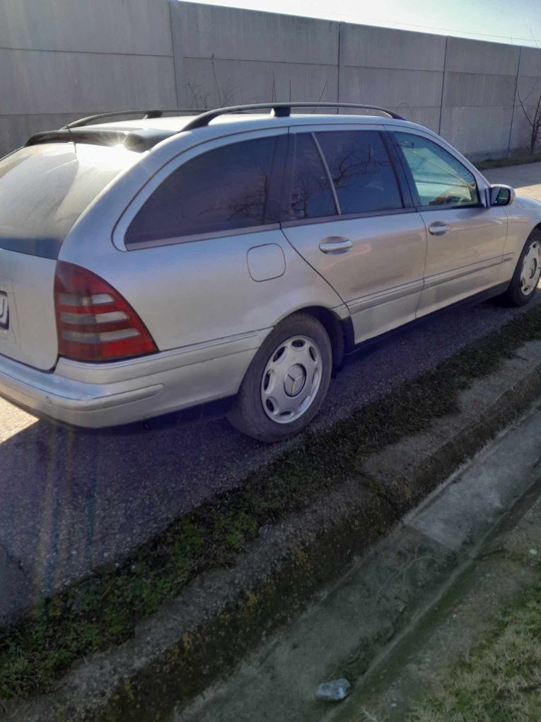 Mercedes model c 220 cdi, acte la zi