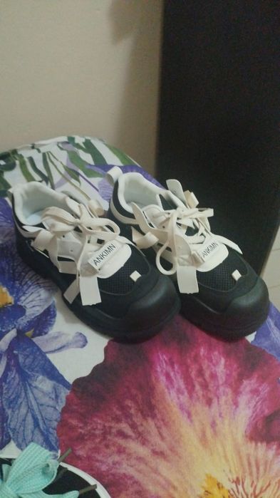 продаю 2 пар кроссовок